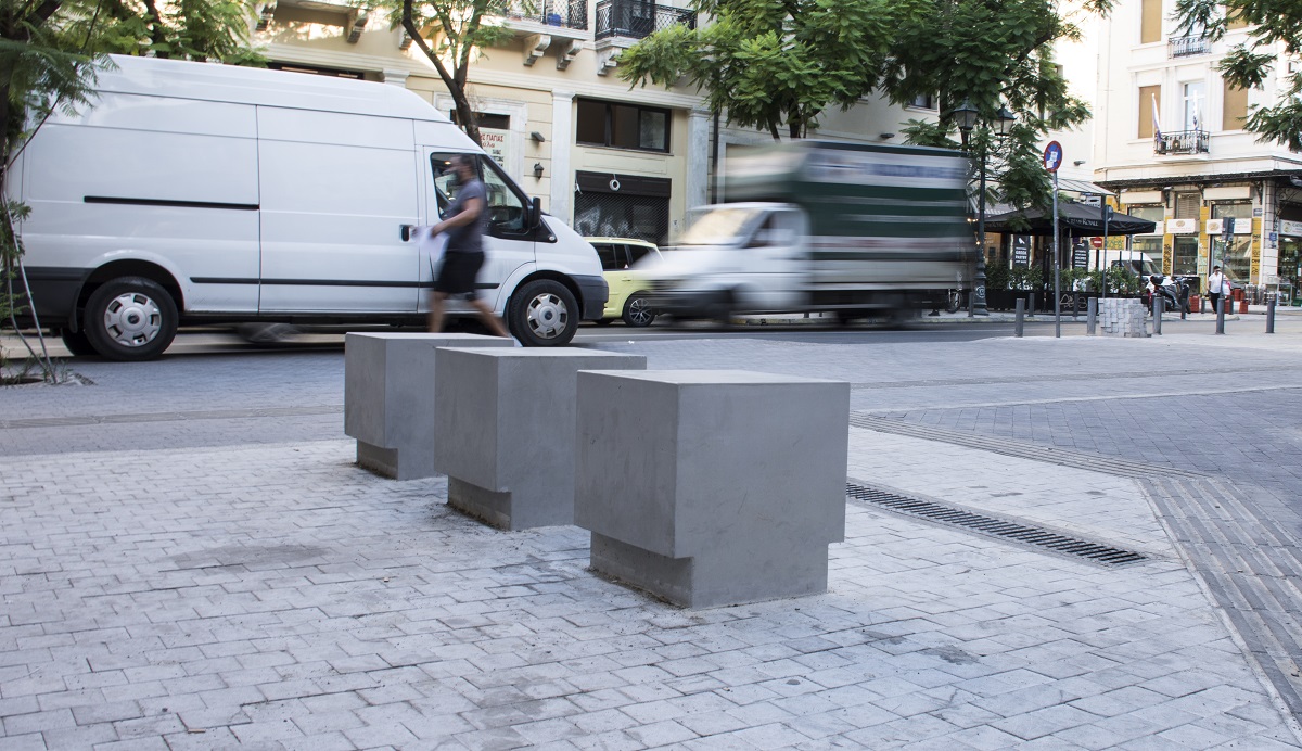 urbietorbi concrete benches Athens commercial triangle 1