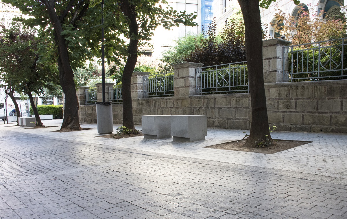 urbietorbi concrete benches Athens commercial triangle 4