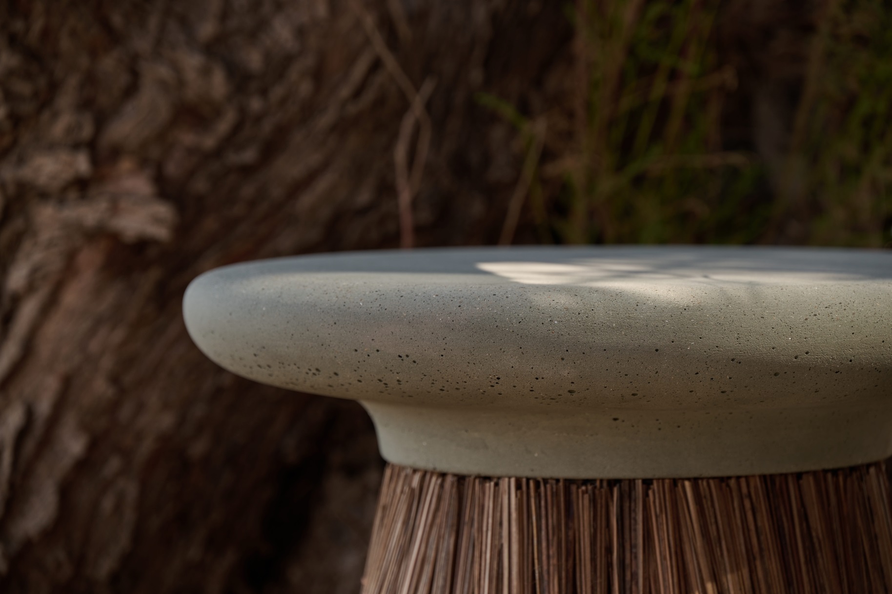 saroma_Couchtisch_aus_Zement_by_sotirislazou_designstudio_urbi_et_orbi-lowres