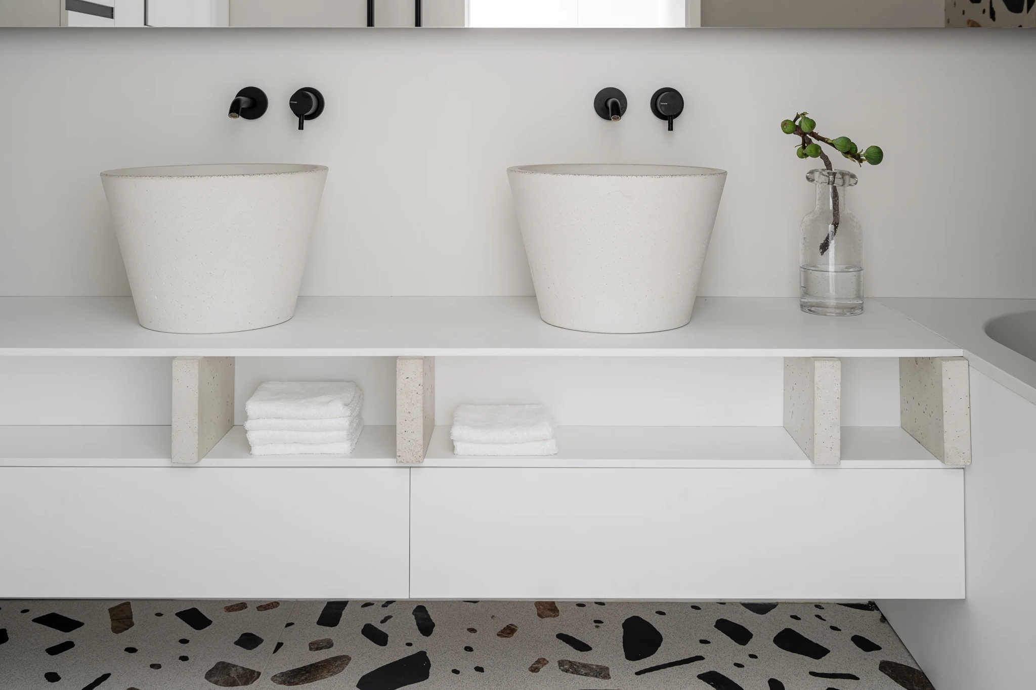 CIRCUM 3826 Concrete Washbasin Ivory Urbi Et Orbi