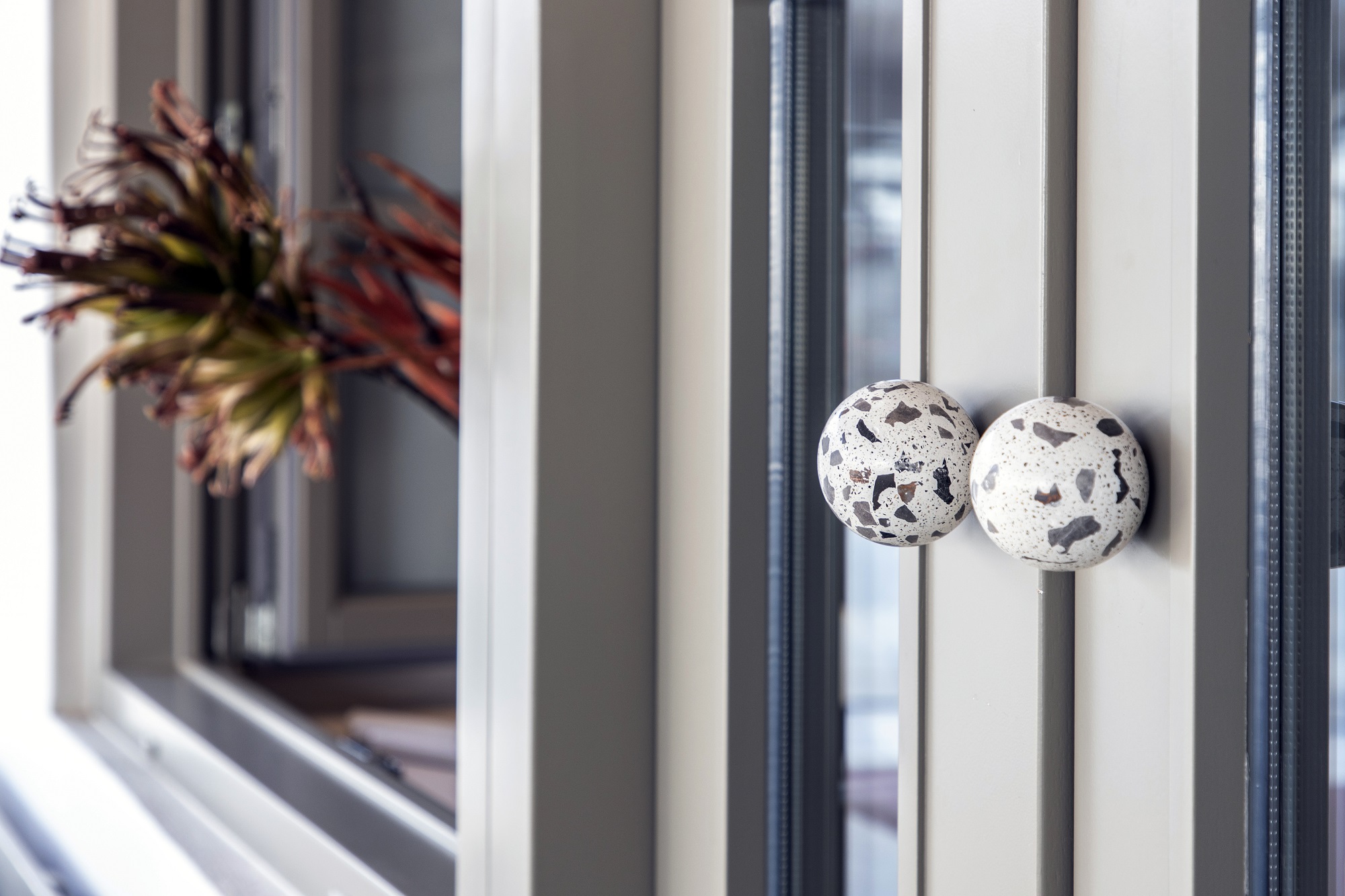 DEMENICO SPHERE WHITE TERRAZZO KNOB SMALL Urbi Et Orbi Artgroup Paros GAL