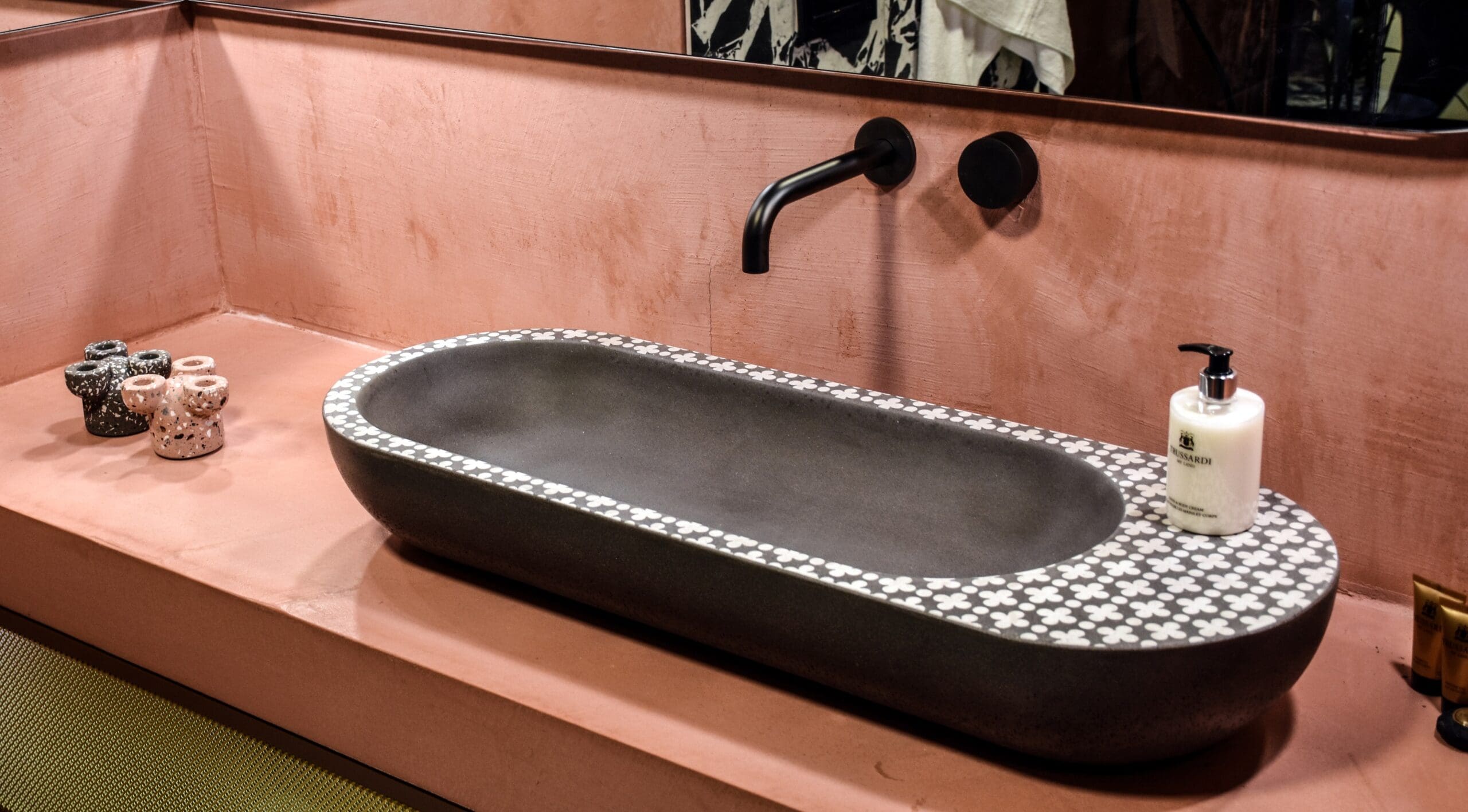 HOLYWATER BIG ANTHRACITE By Sotiris Lazou Designstudio For Urbi Et Orbi Waschbecken Aus Zement