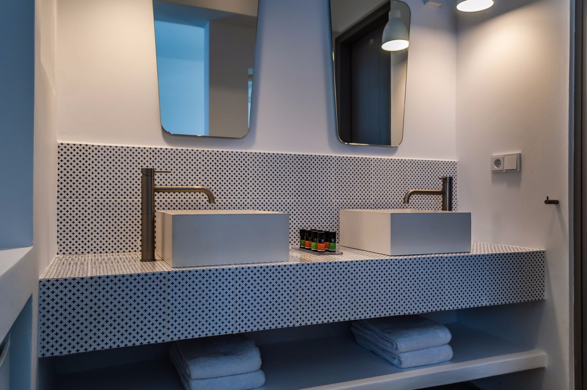 Project Milos Breeze By Vois Architects Urbi Et Orbi Concrete Washbasins
