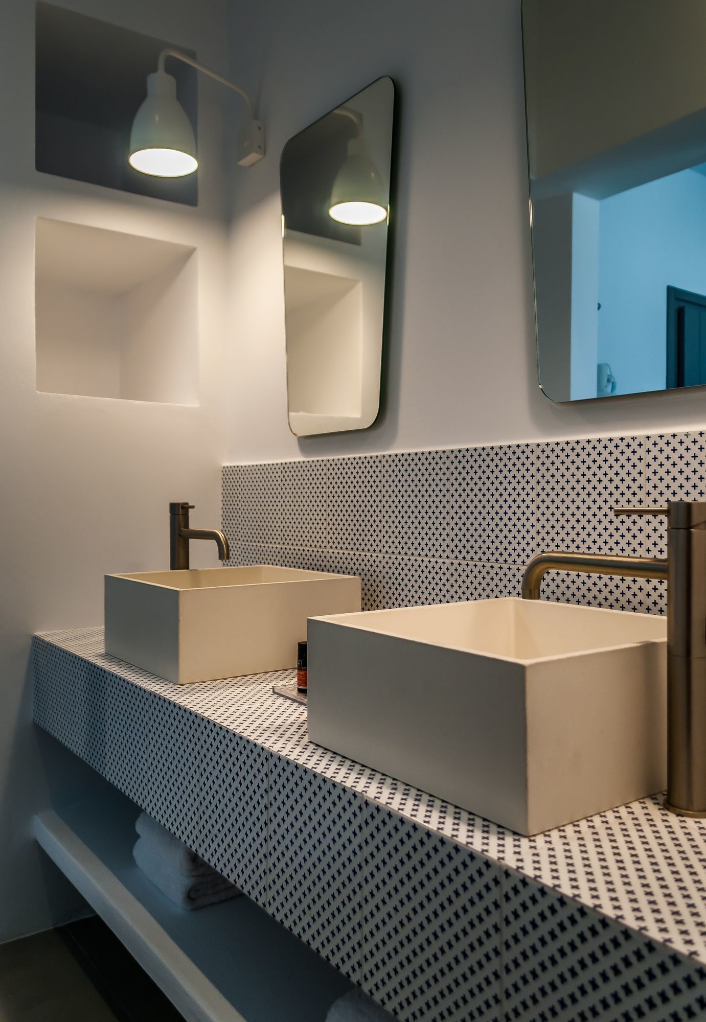 Project Milos Breeze By Vois Architects Urbi Et Orbi Concrete Washbasins 2