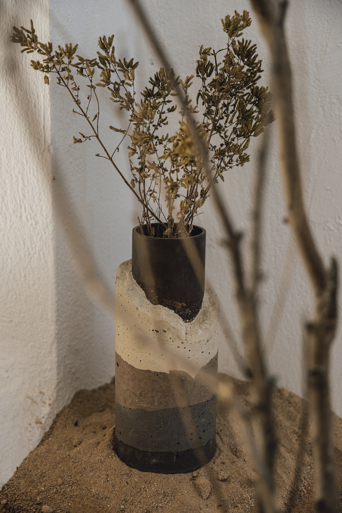 strata_cement_vase_by_ctrlzak_for_urbi_et_orbi_cool_gal